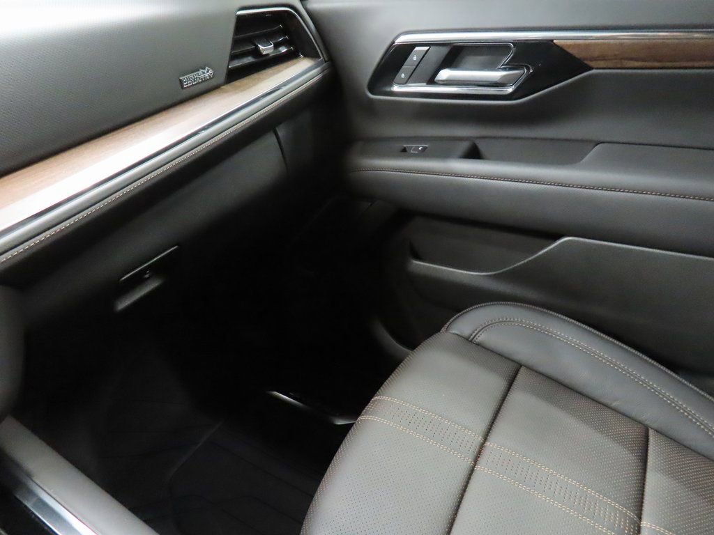 Used 2025 Chevrolet Suburban High Country AWD/4WD image 24