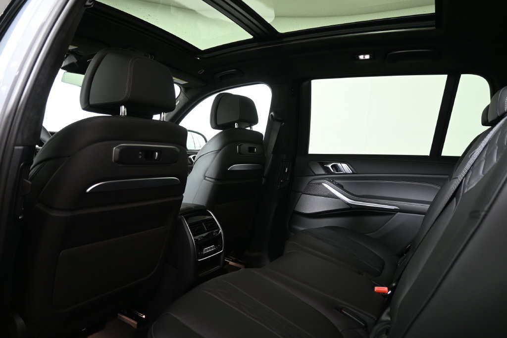 Used 2027 BMW X7 M60i AWD/4WD image 32