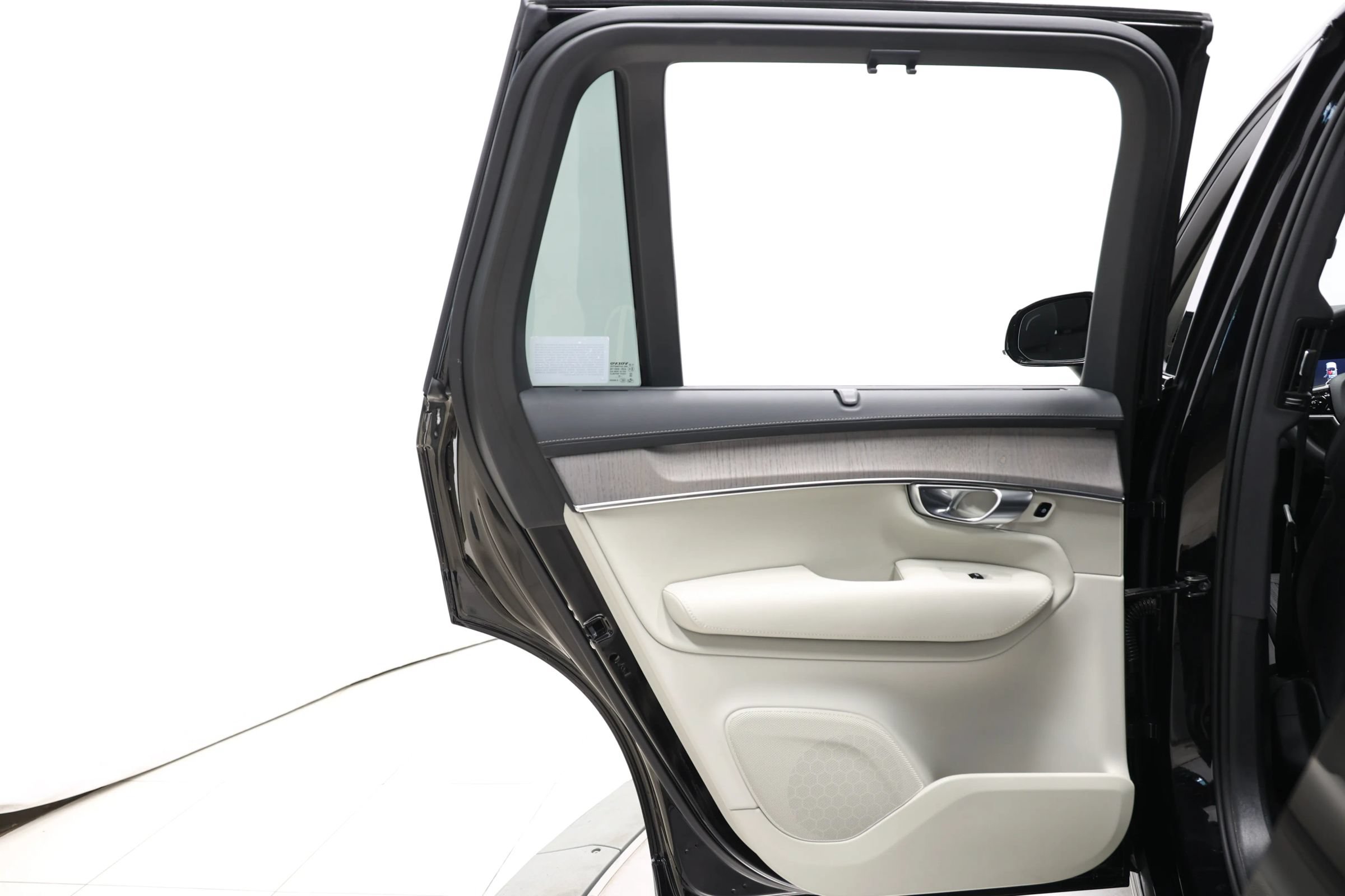 Used 2025 Volvo XC90 T8 Plus w/ Protection Package Premier AWD/4WD image 47