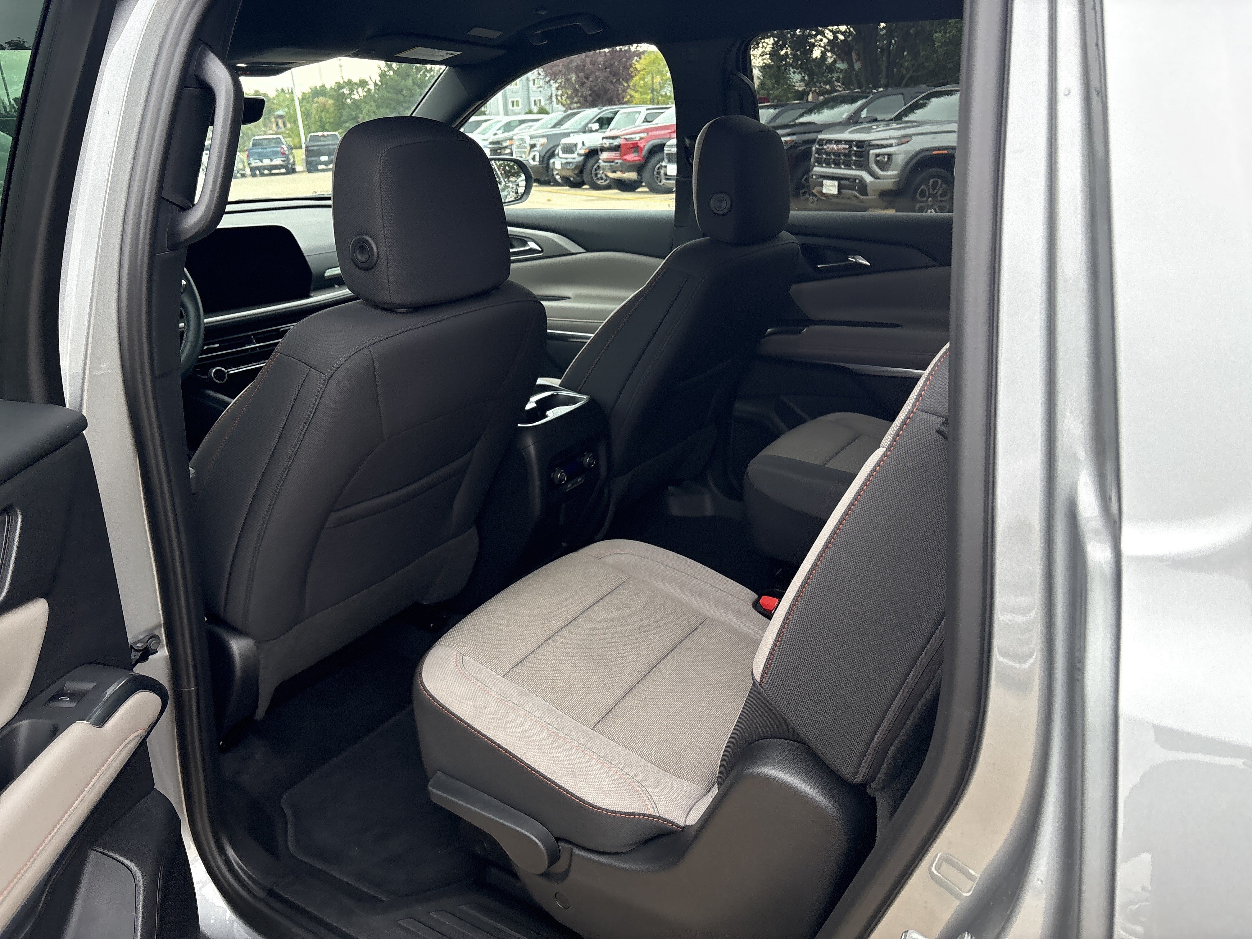 Used 2026 Chevrolet Traverse LT w/ Driver Confidence Package FWD image 12