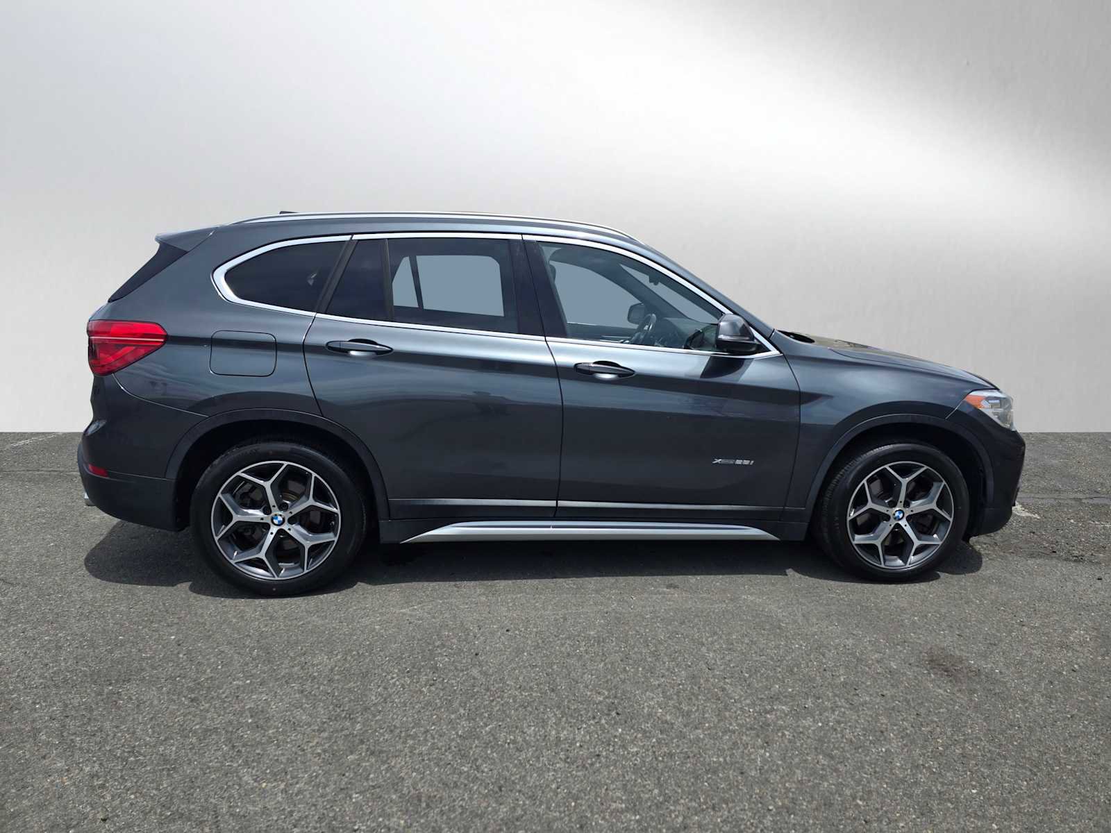 Used 2018 BMW X1 xDrive28i AWD/4WD image 2