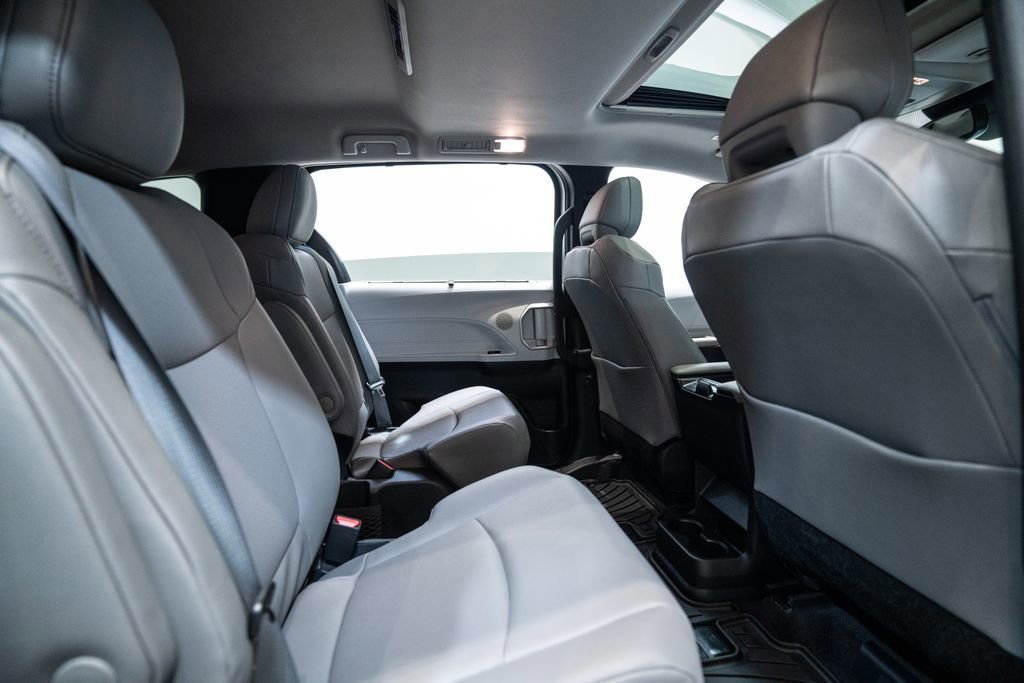 Used 2025 Toyota Sienna XLE AWD/4WD image 37
