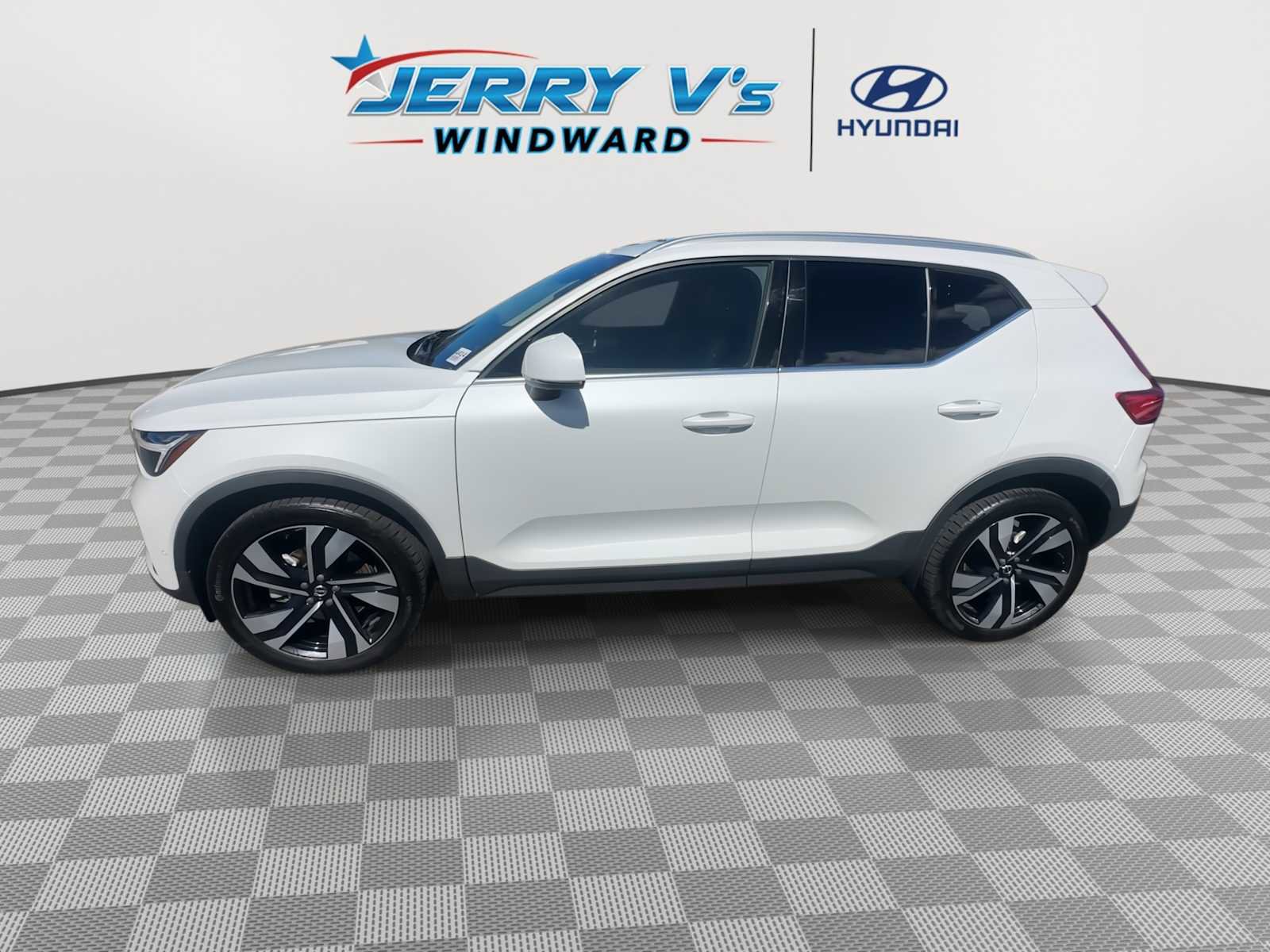 Used 2023 Volvo XC40 B4 Plus w/ Driver Assist Package image 4