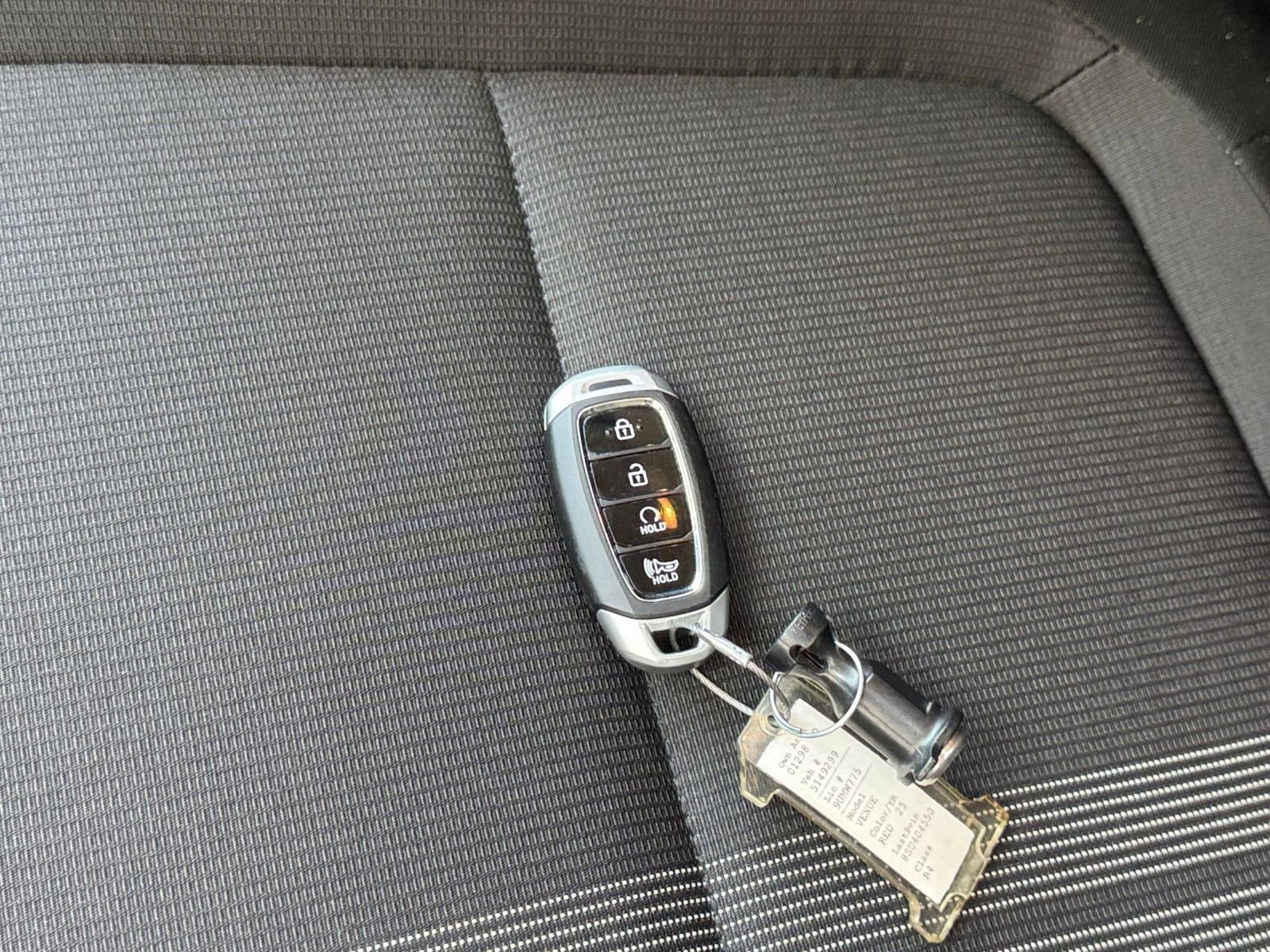 Used 2025 Hyundai Venue SEL image 21