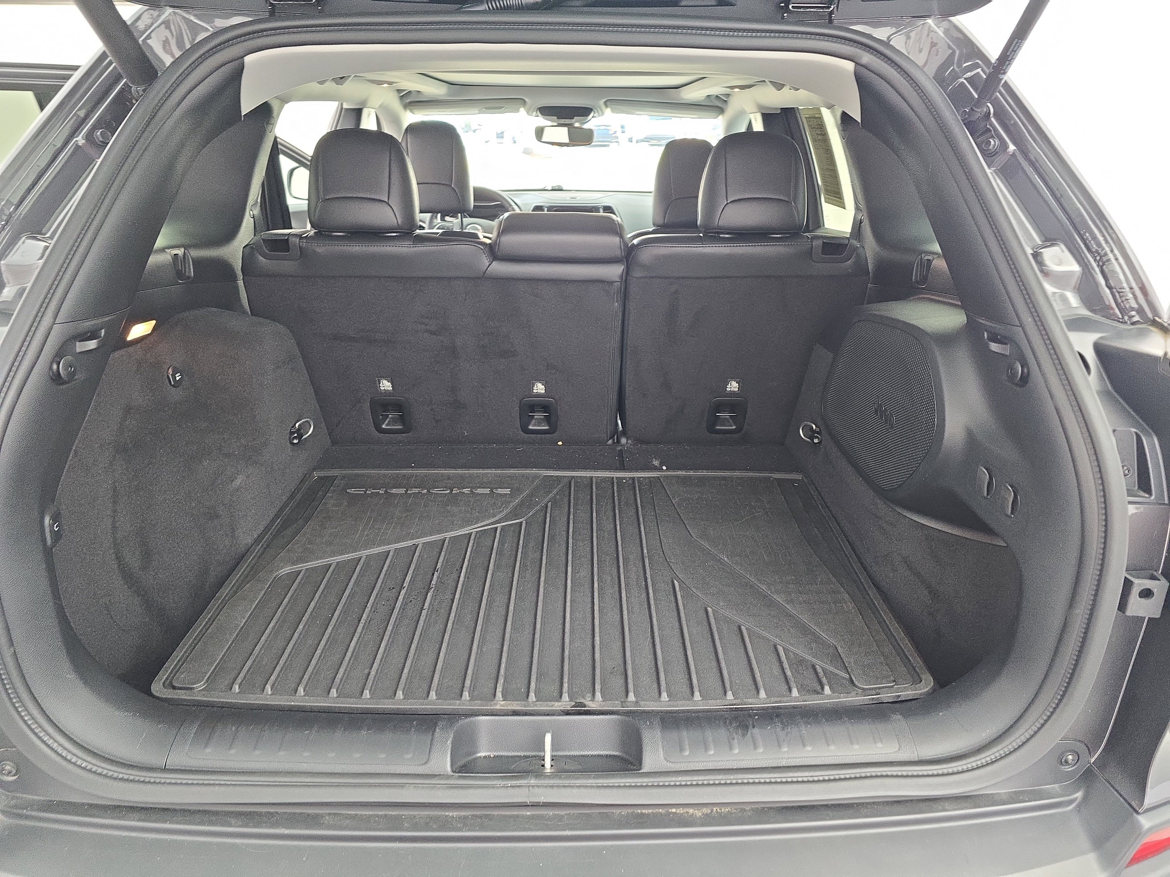 Used 2021 Jeep Cherokee Limited w/ Elite Package image 12