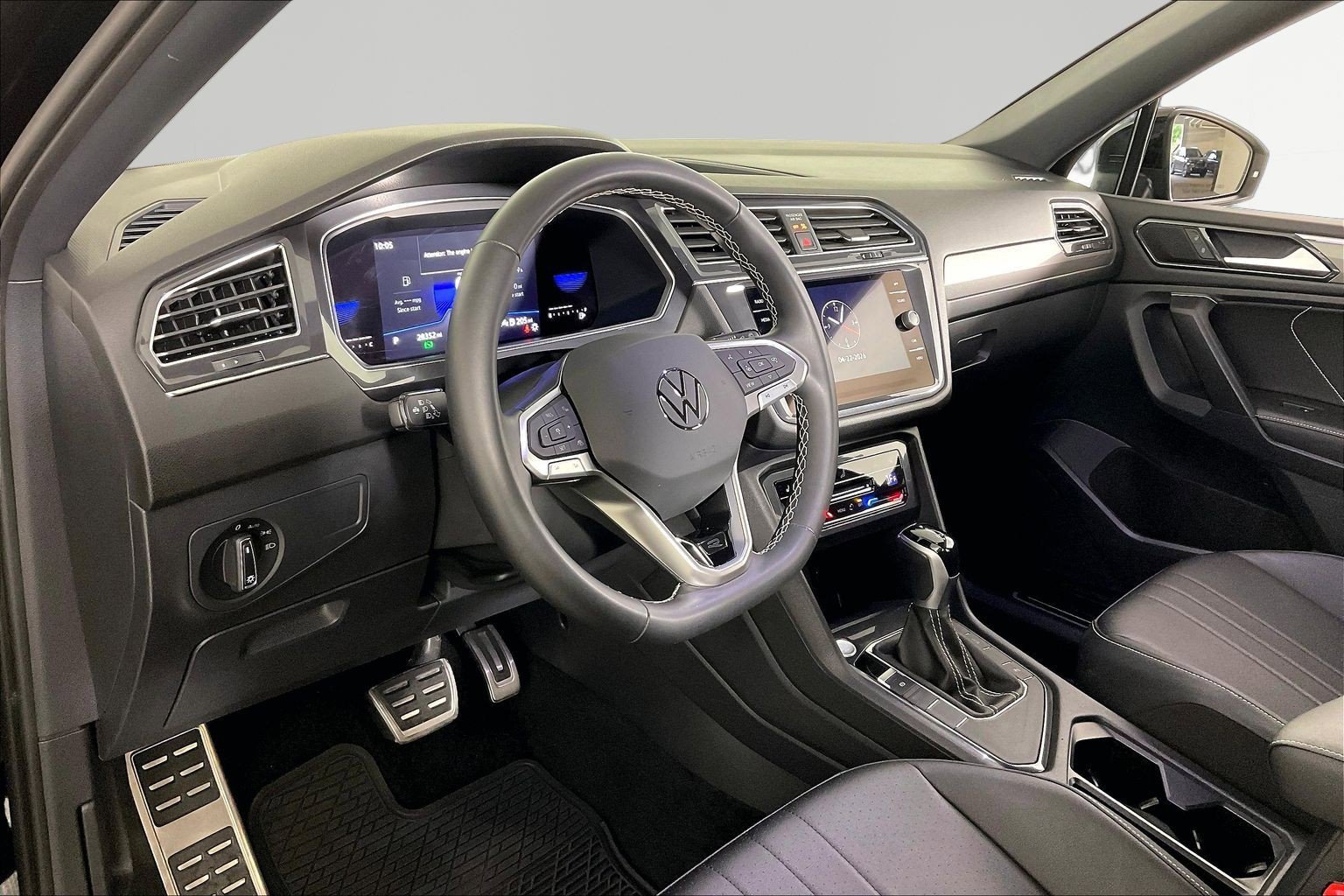 Used 2023 Volkswagen Tiguan SE FWD image 14