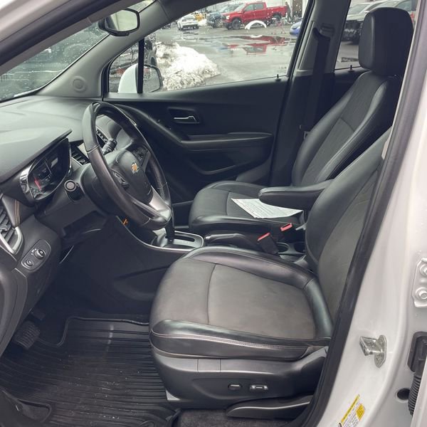 Used 2018 Chevrolet Trax LT w/ LT Convenience Package image 3