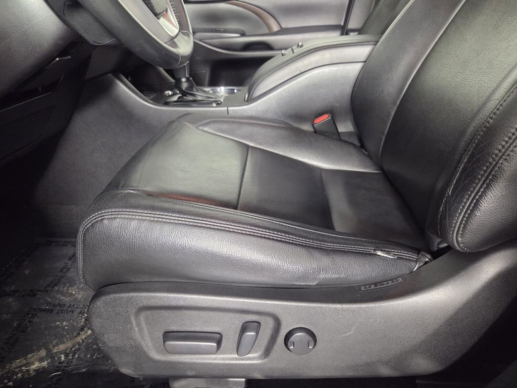 Used 2019 Toyota Highlander Plus FWD image 13