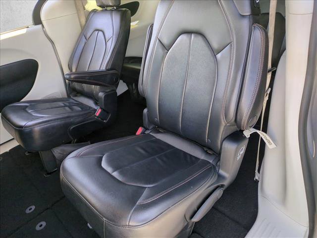 Used 2017 Chrysler Pacifica Touring-L image 17