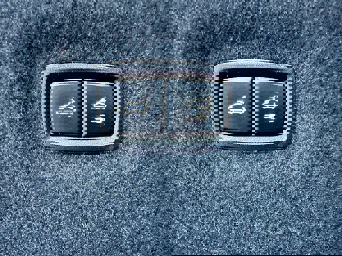 Used 2021 Porsche Taycan image 33