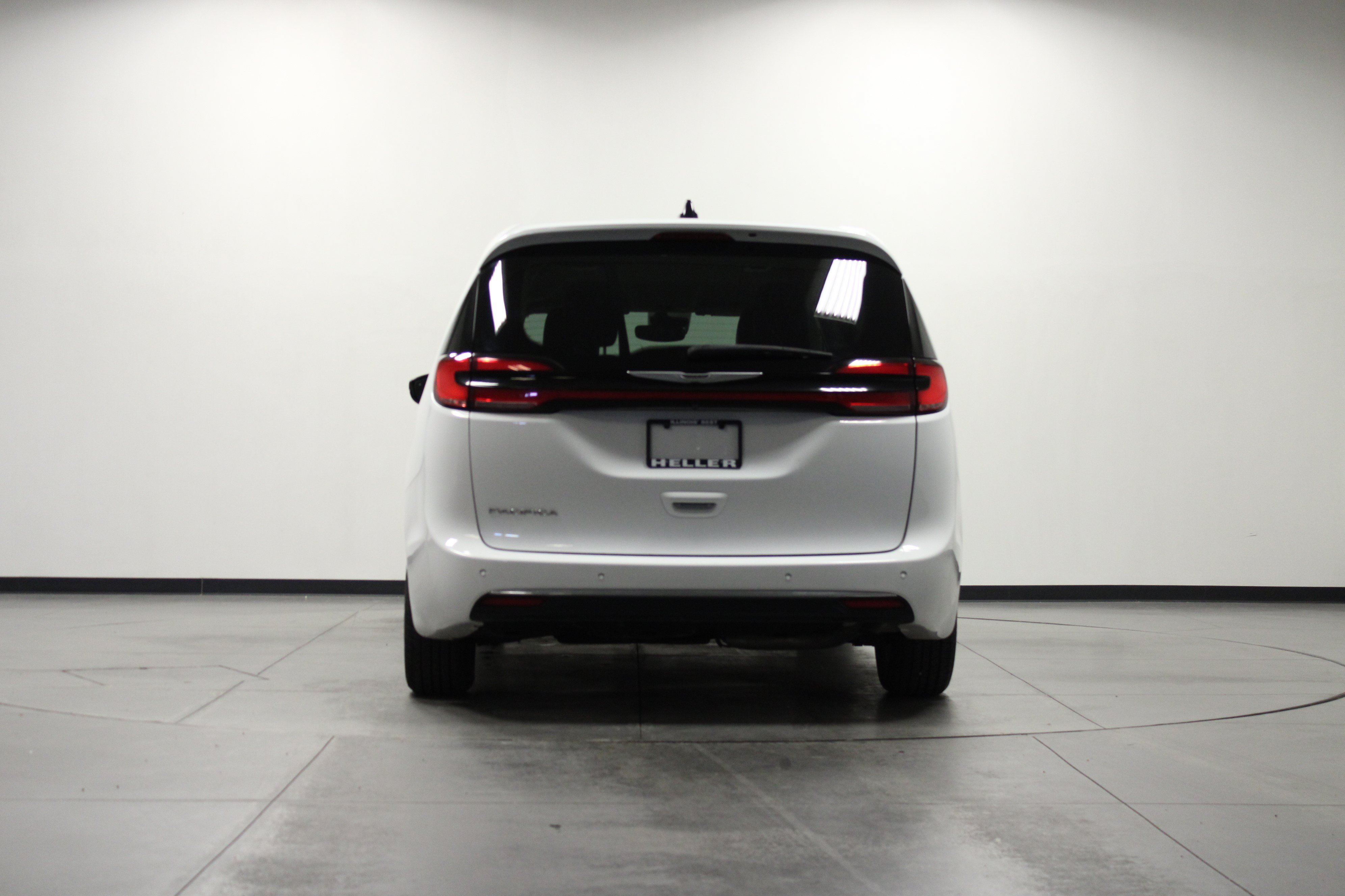 Used 2024 Chrysler Pacifica Touring-L FWD image 5