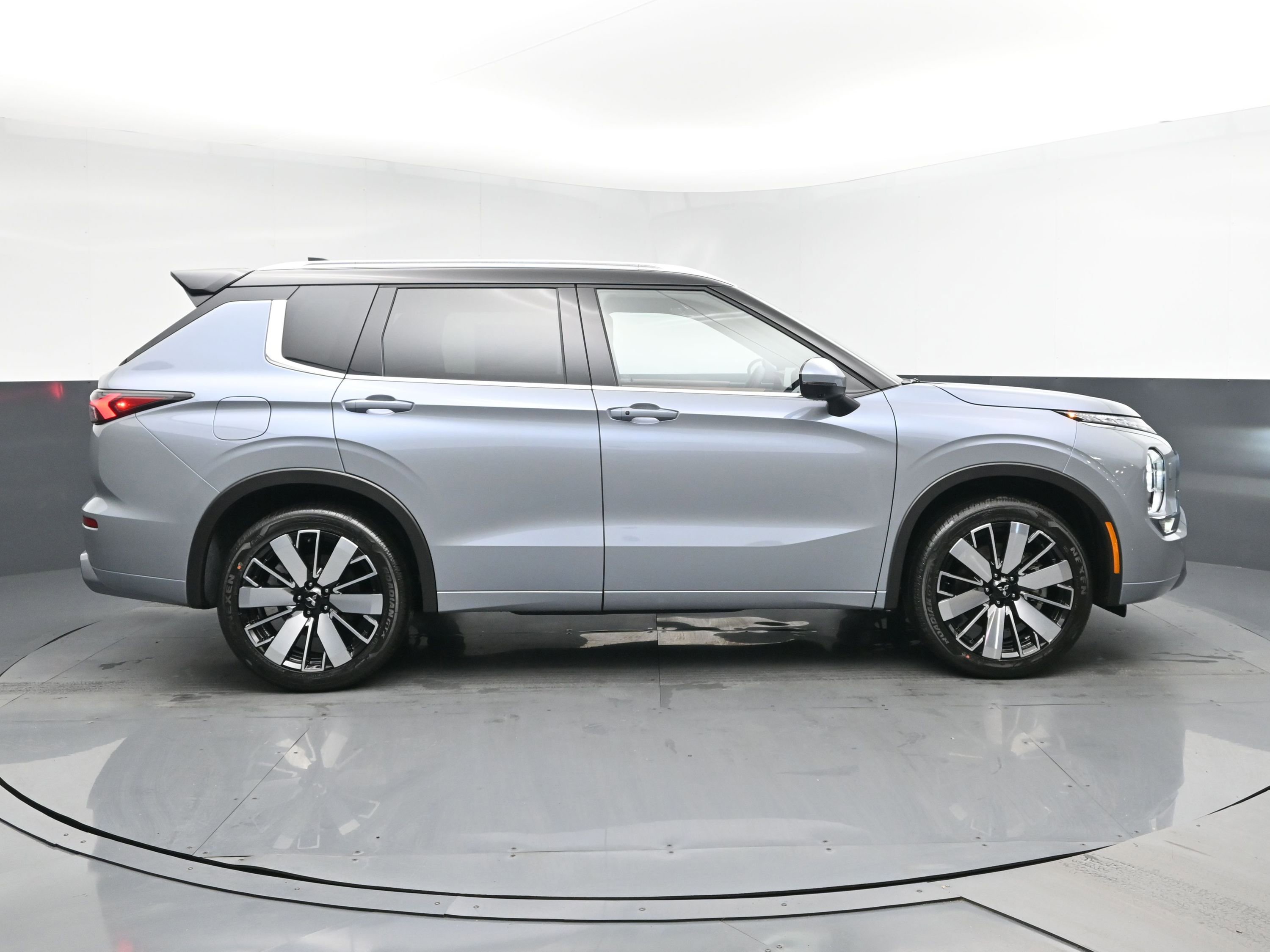 New 2026 Mitsubishi Outlander SEL image 3