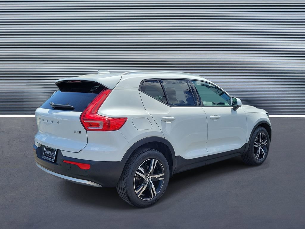 Used 2023 Volvo XC40 B5 Core w/ Convenience Package AWD/4WD image 3