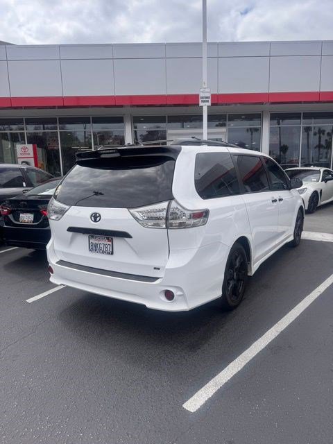 Used 2020 Toyota Sienna SE w/ Nightshade Edition FWD image 5