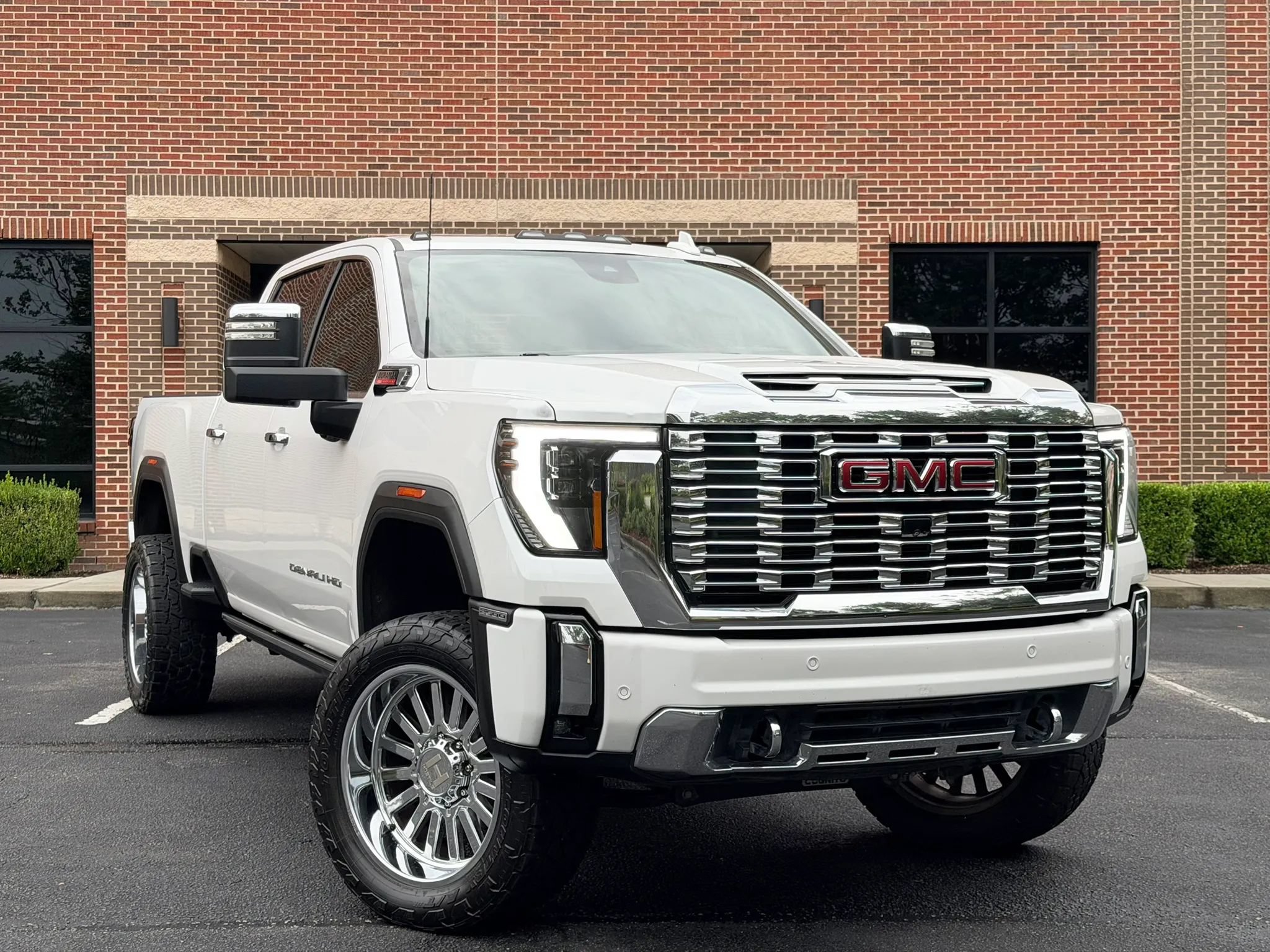 Used 2024 GMC Sierra 2500 Denali w/ Denali Reserve Package AWD/4WD image 1