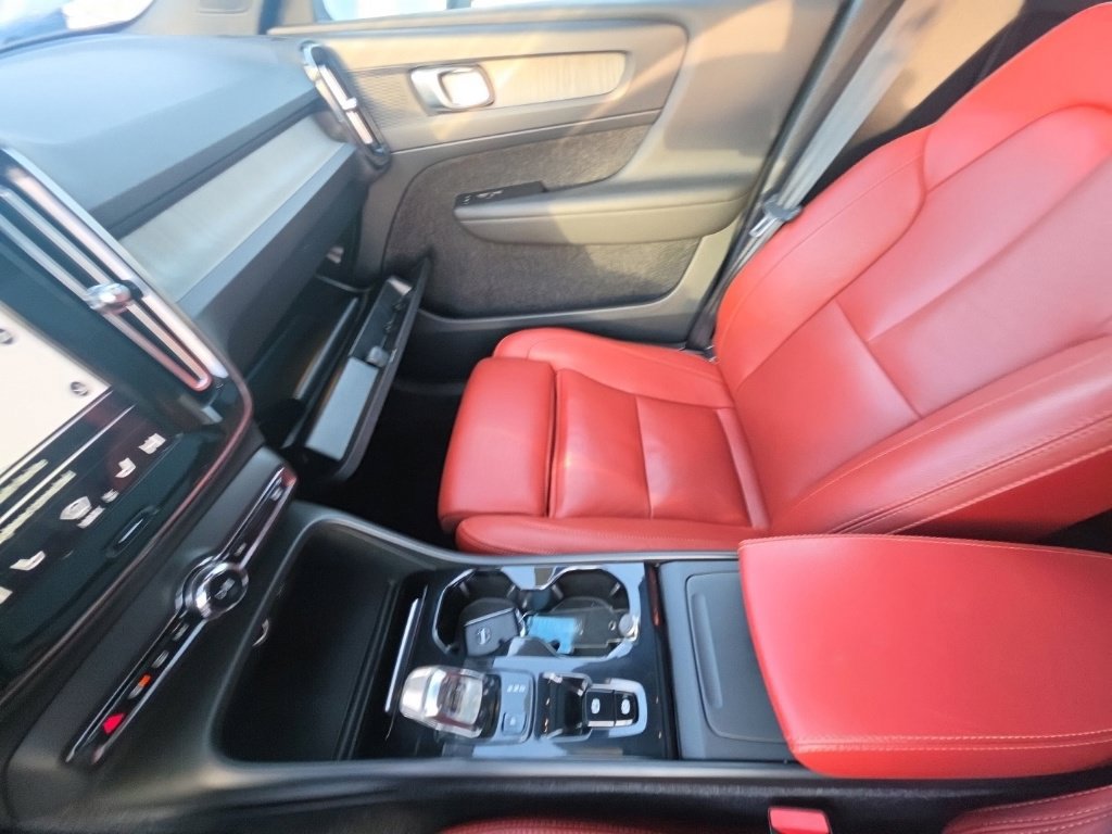 Used 2019 Volvo XC40 T4 Inscription FWD image 24