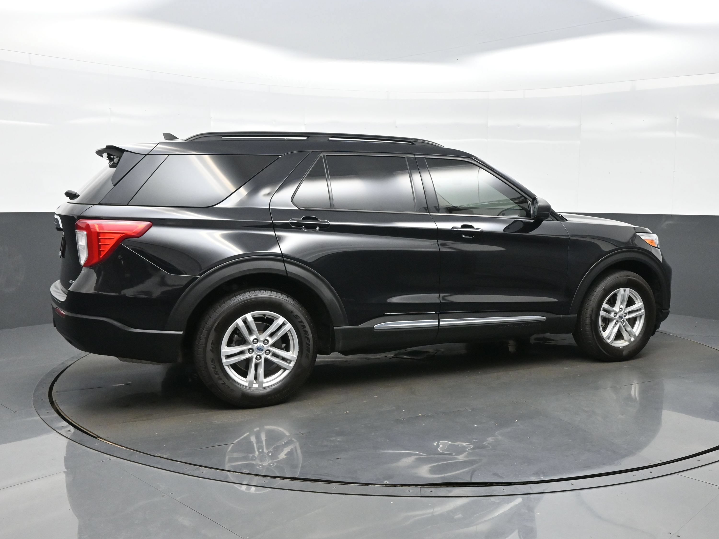 Used 2021 Ford Explorer XLT w/ Class III Trailer Tow Package AWD/4WD image 6