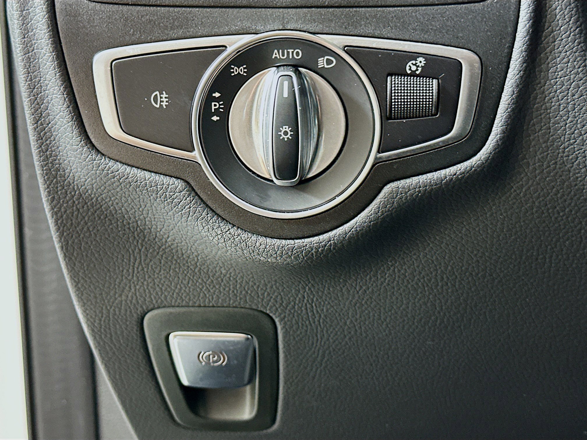 Used 2022 Mercedes-Benz GLC 300 4MATIC w/ Driver Assistance Package image 17