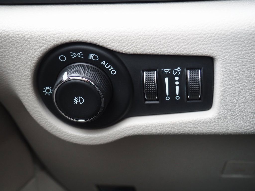 Used 2024 Chrysler Pacifica Touring-L image 25