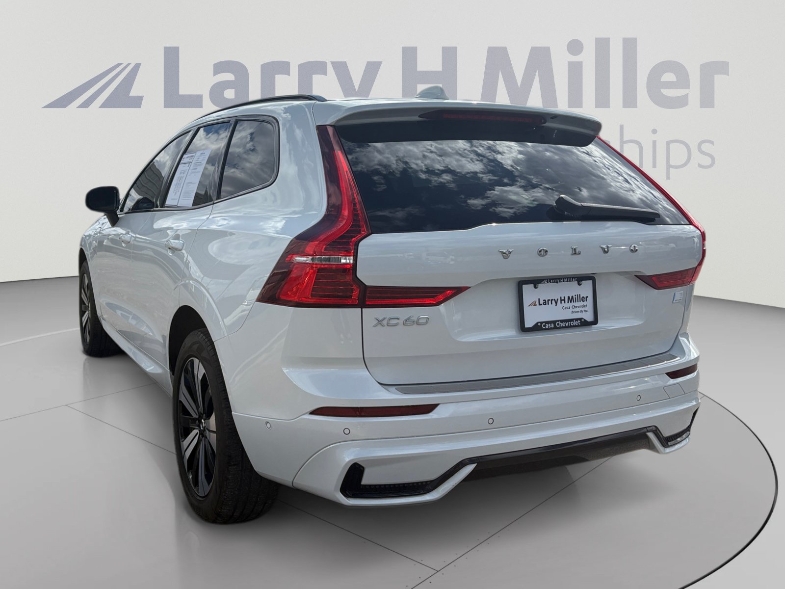 Used 2024 Volvo XC60 T8 Plus AWD/4WD image 3