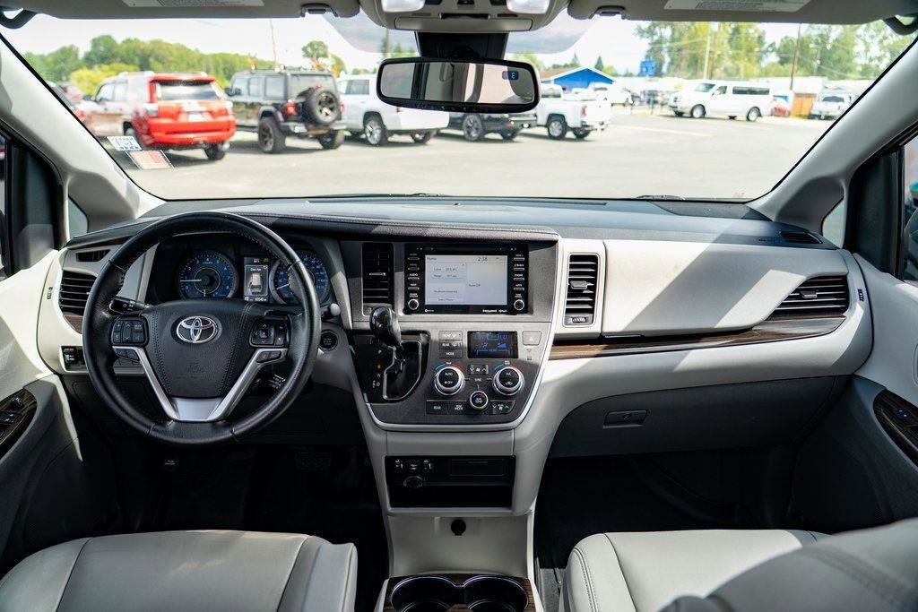 Used 2020 Toyota Sienna XLE FWD image 18