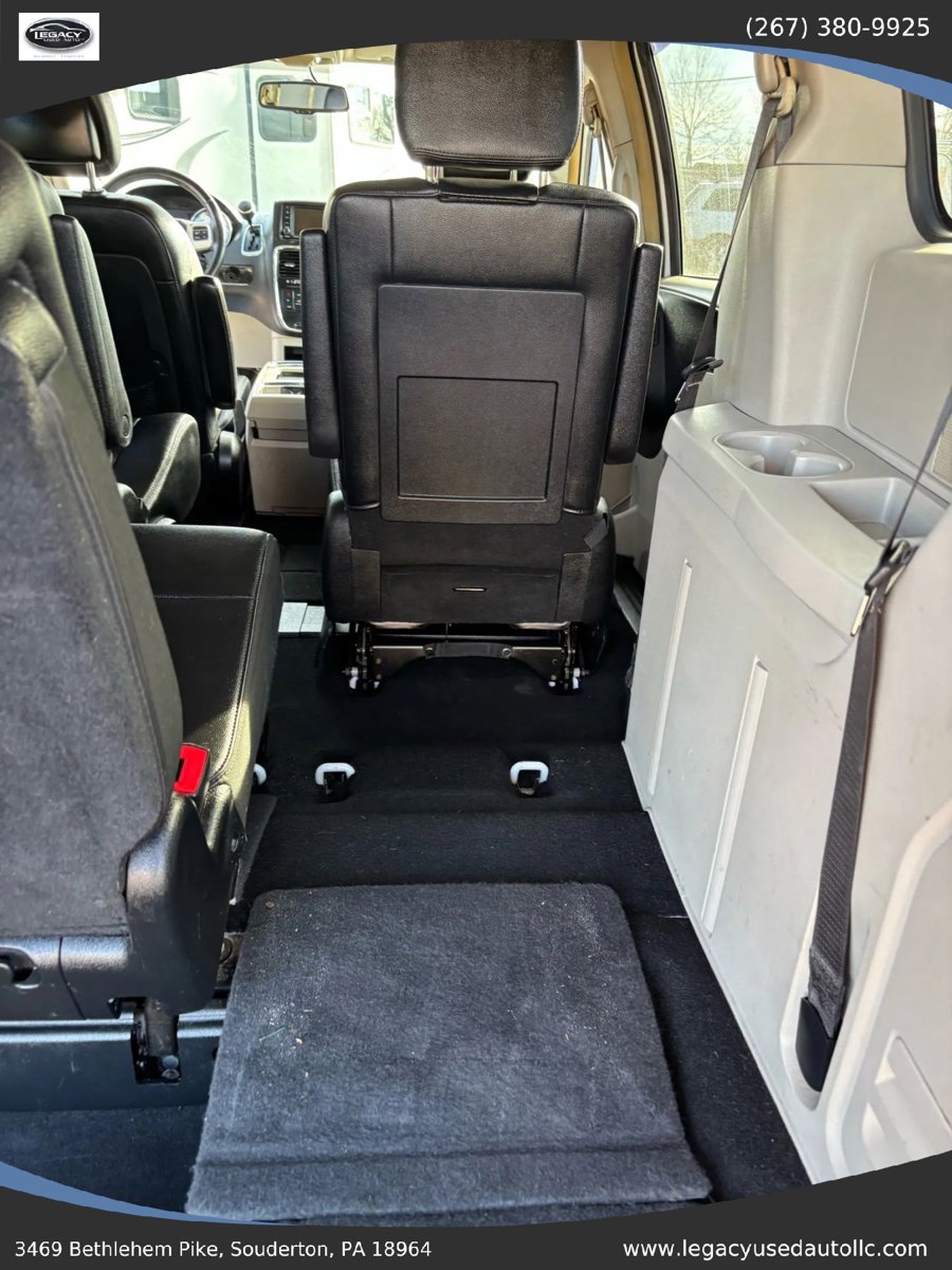 Used 2016 Chrysler Town & Country Touring FWD image 53