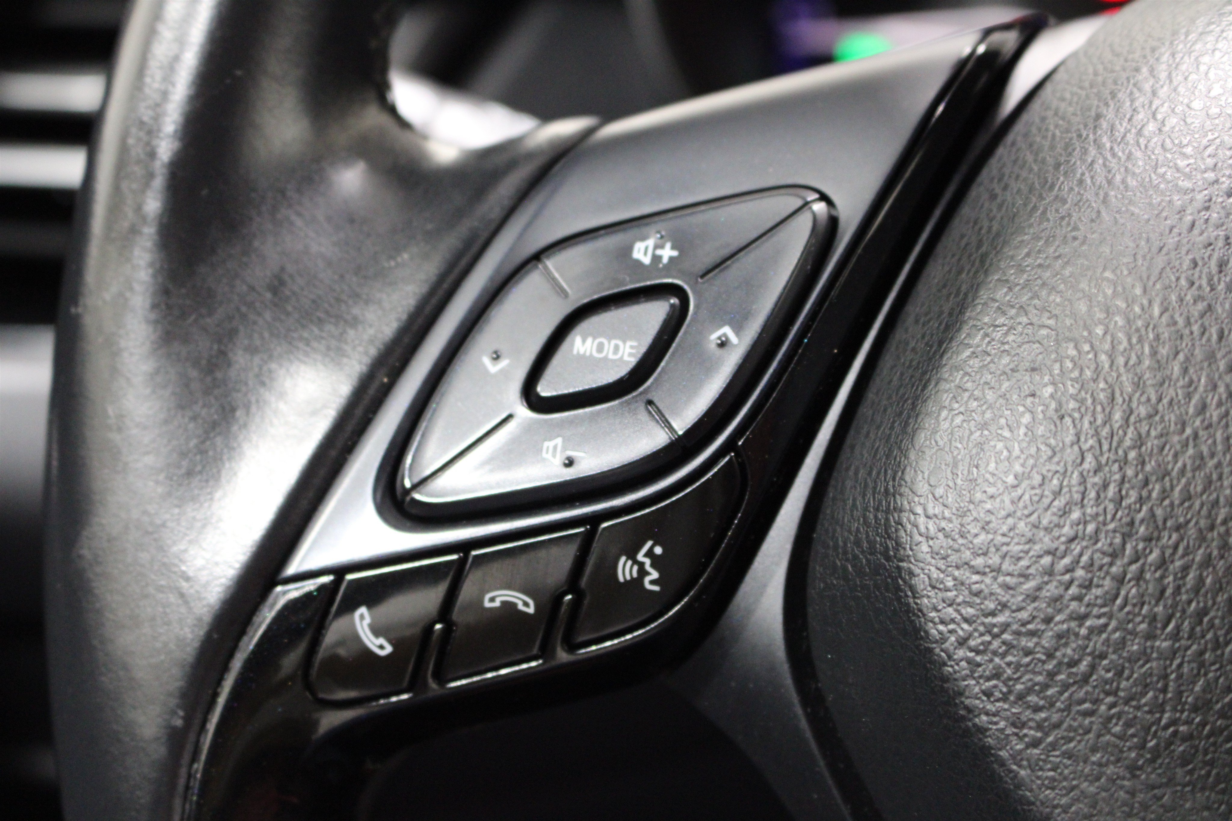 Used 2019 Toyota C-HR XLE FWD image 11
