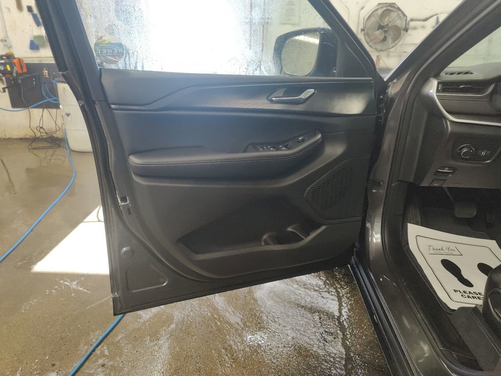 New 2025 Jeep Grand Cherokee L Altitude image 18