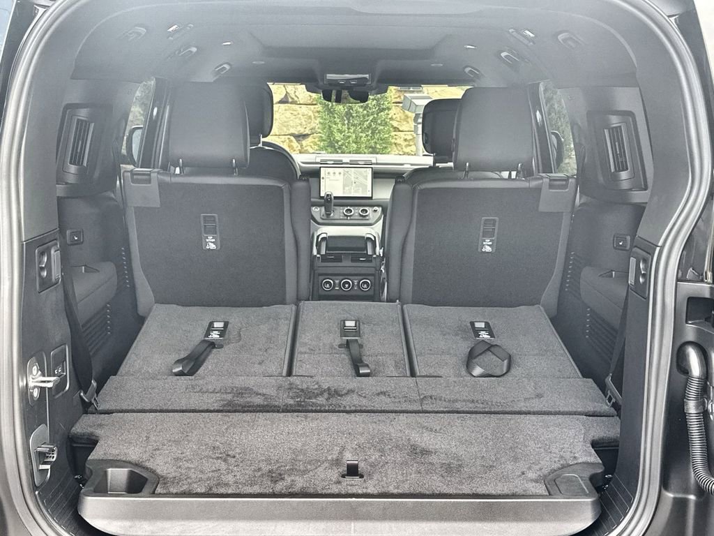 Used 2025 Land Rover Defender 130 X-Dynamic SE image 18