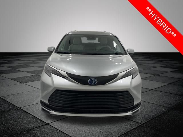 Certified 2025 Toyota Sienna LE w/ LE Plus Package image 2
