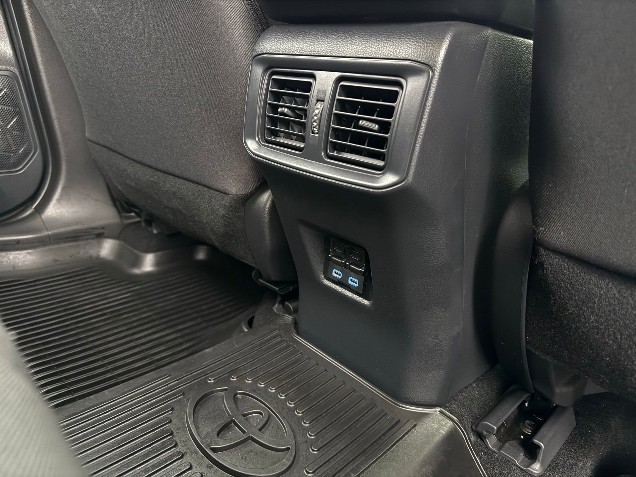 Used 2022 Toyota RAV4 SE image 24