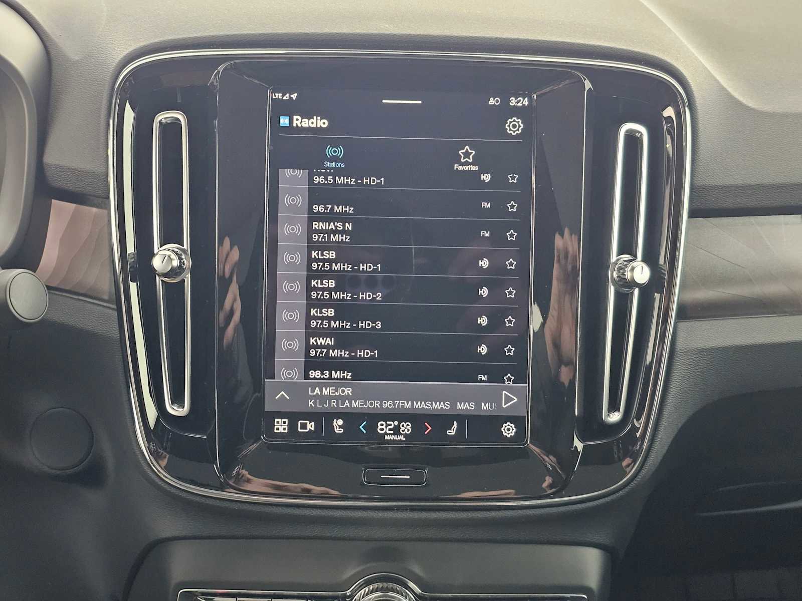 Used 2023 Volvo C40 P8 Recharge Ultimate image 27