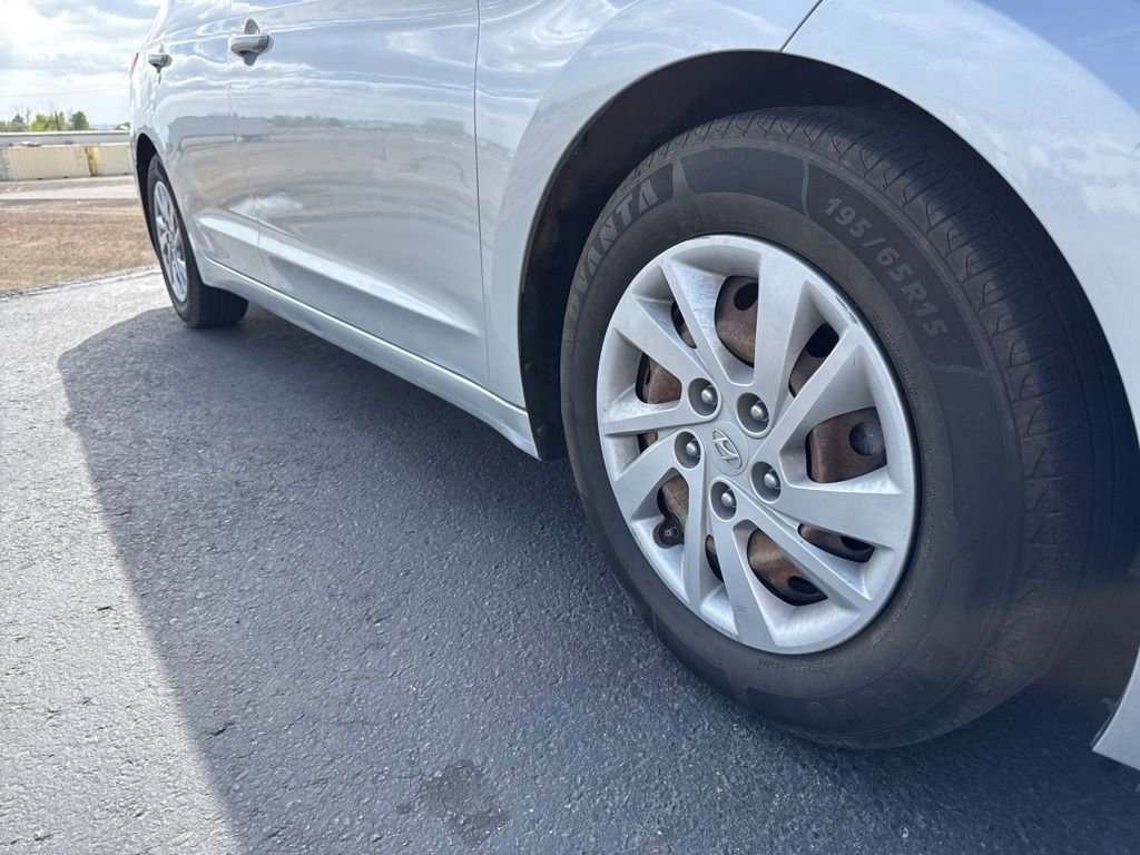 Used 2017 Hyundai Elantra SE image 7