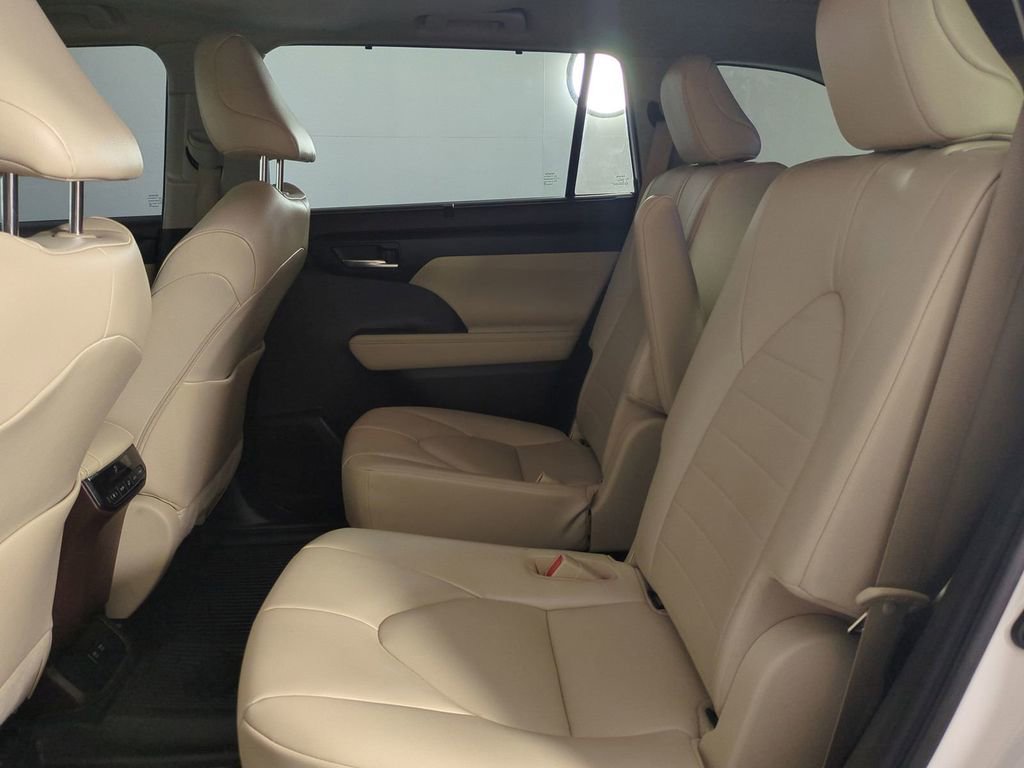 Used 2021 Toyota Highlander XLE image 17