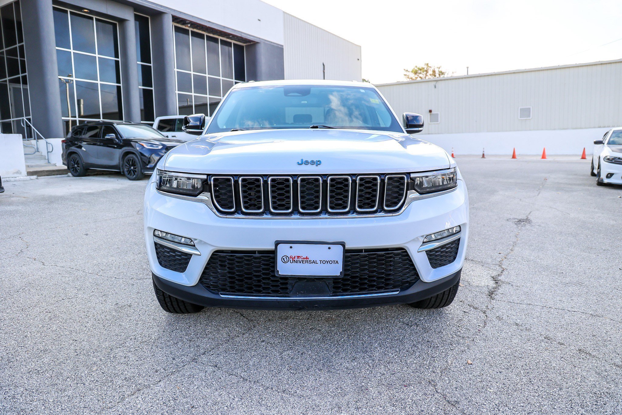 Used 2022 Jeep Grand Cherokee Limited w/ MOPAR Finishing Package RWD image 3