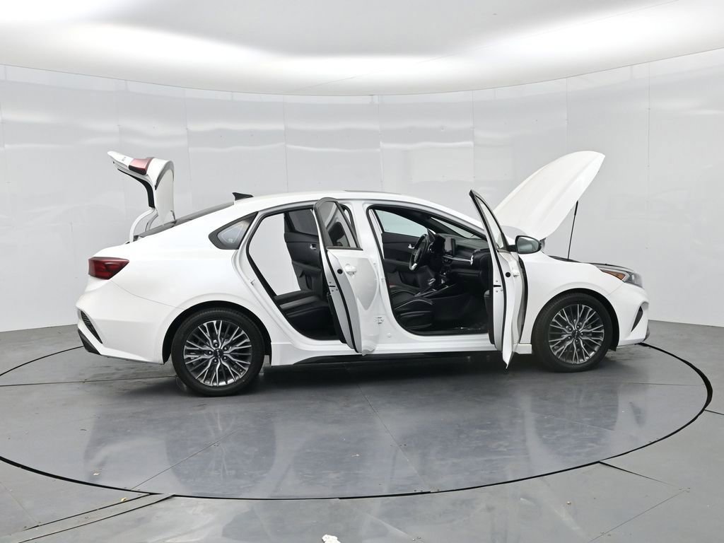 Used 2023 Kia Forte GT-Line w/ GT-Line Premium Package FWD image 3