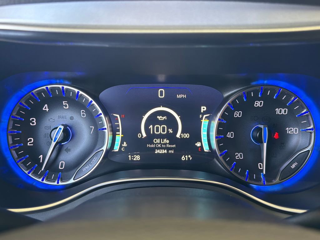 Used 2025 Chrysler Pacifica Limited FWD image 25