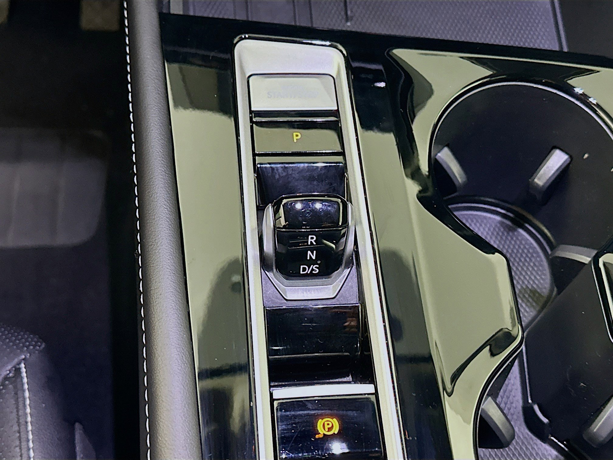 Used 2025 Volkswagen Atlas SE image 24