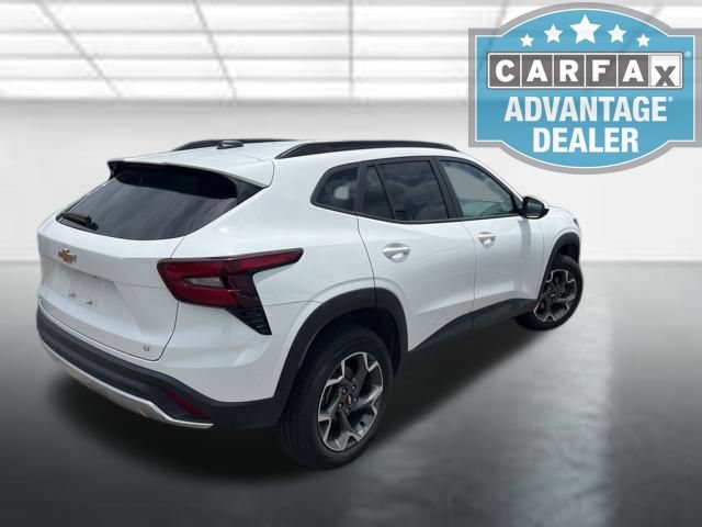 Used 2025 Chevrolet Trax LT FWD image 2