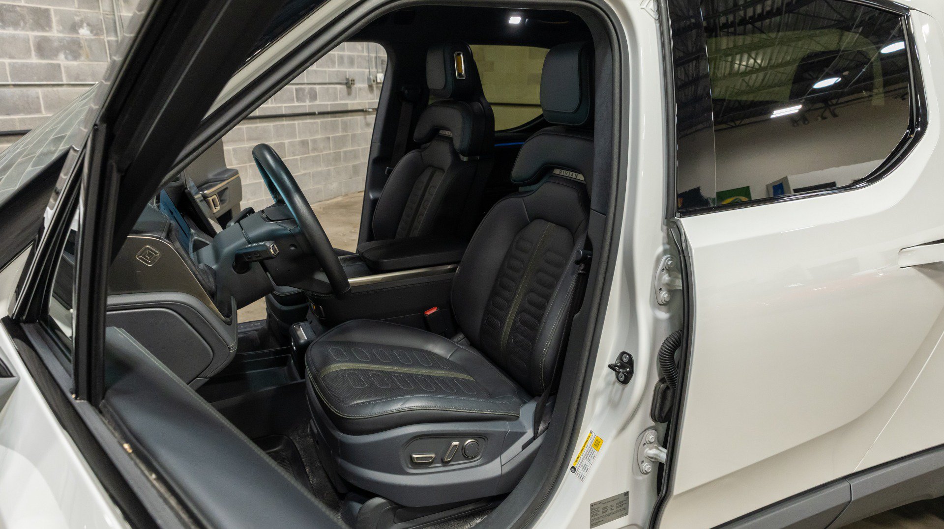 Used 2022 Rivian R1T Adventure AWD/4WD image 30
