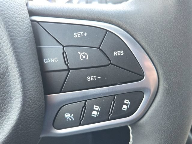 Used 2025 Chrysler Pacifica Select AWD/4WD image 14