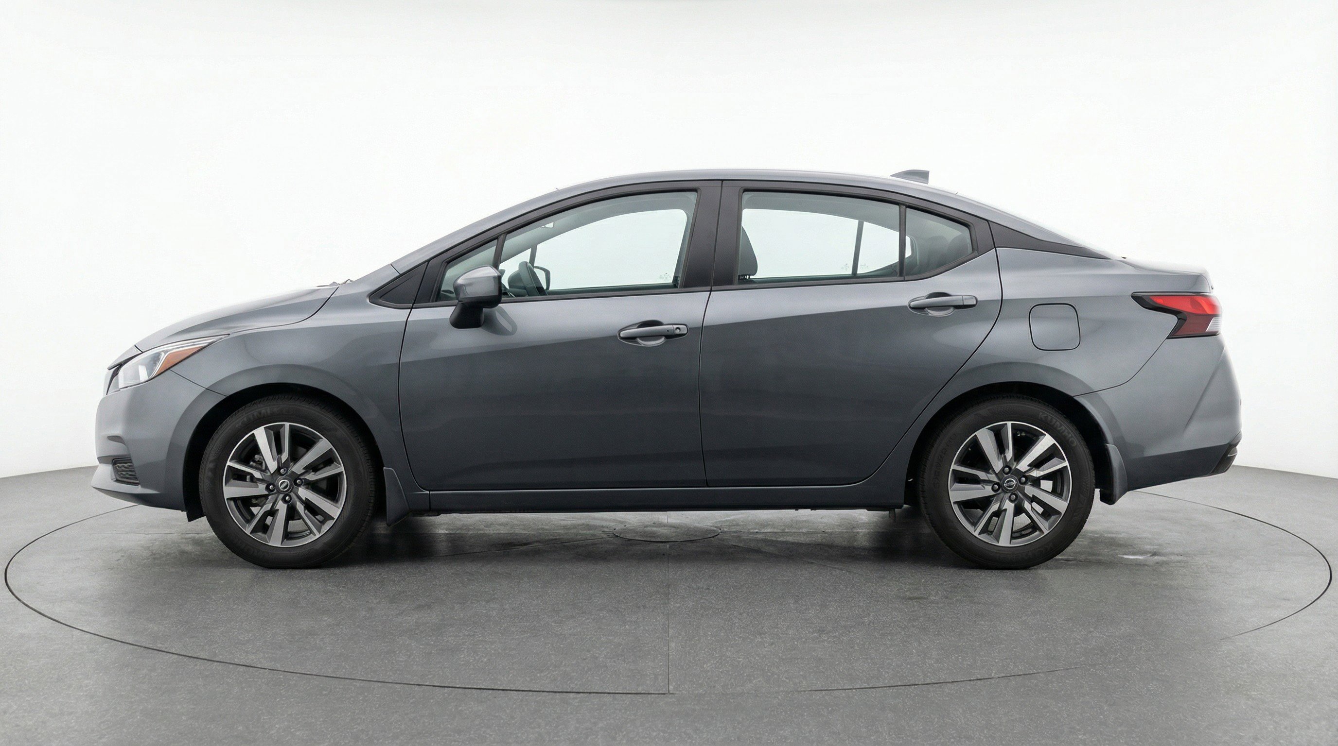 Used 2025 Nissan Versa SV image 5