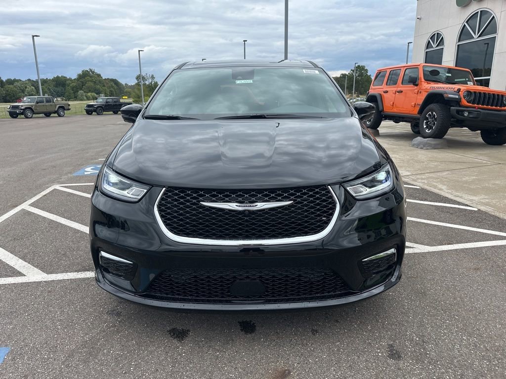 New 2026 Chrysler Pacifica Select image 3