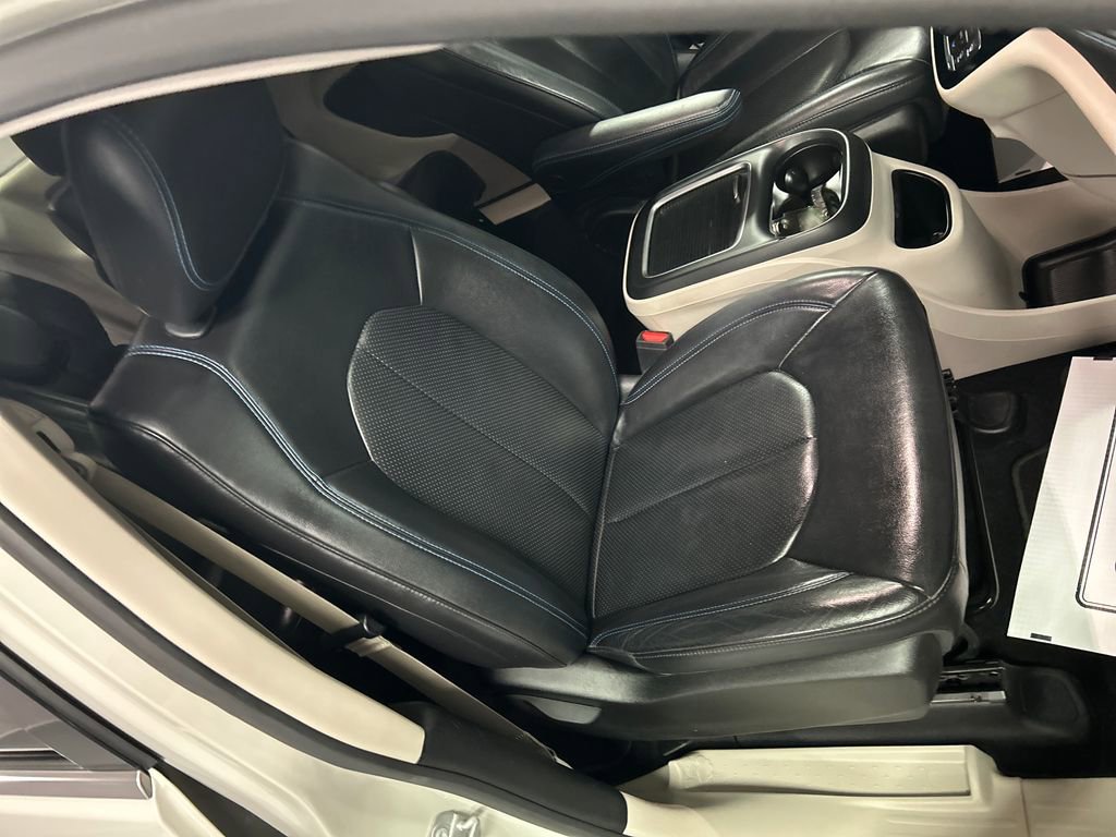 Used 2021 Chrysler Pacifica Touring-L FWD image 24