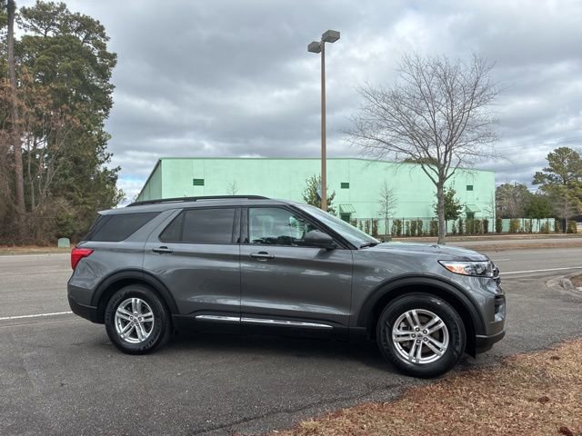 Used 2022 Ford Explorer XLT image 2