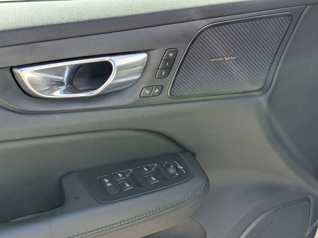 Used 2025 Volvo V60 B5 Cross Country Plus image 13