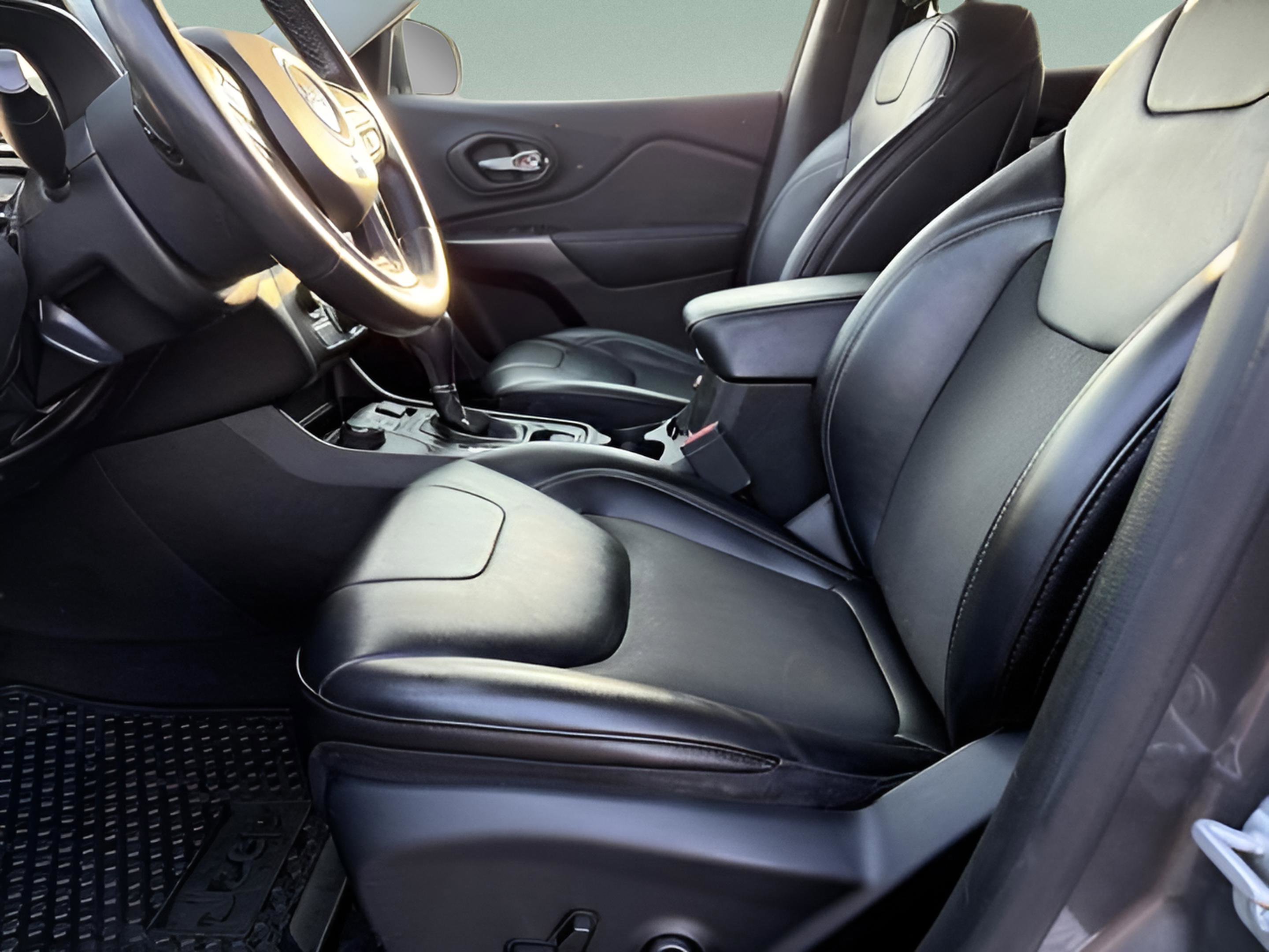 Used 2019 Jeep Cherokee Latitude Plus w/ Cold Weather Group AWD/4WD image 16