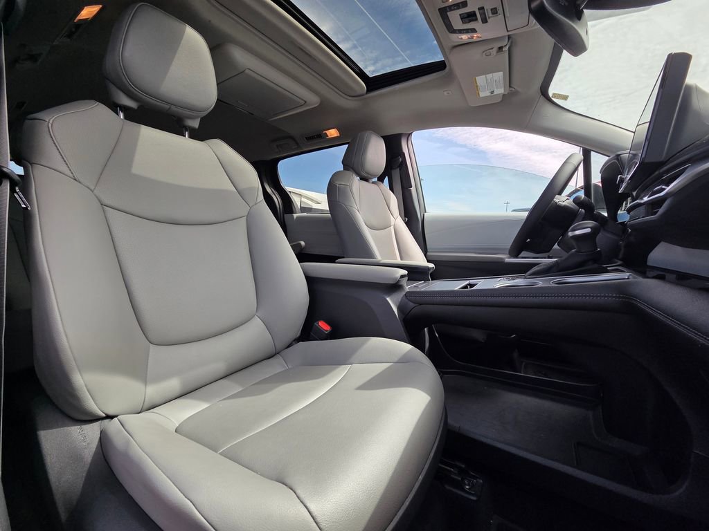 Used 2025 Toyota Sienna XLE w/ XLE Plus Package image 30