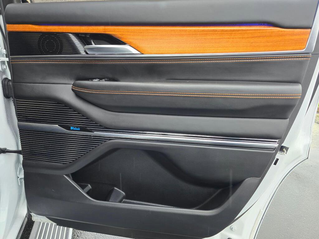 Used 2022 Jeep Grand Wagoneer Series III image 25