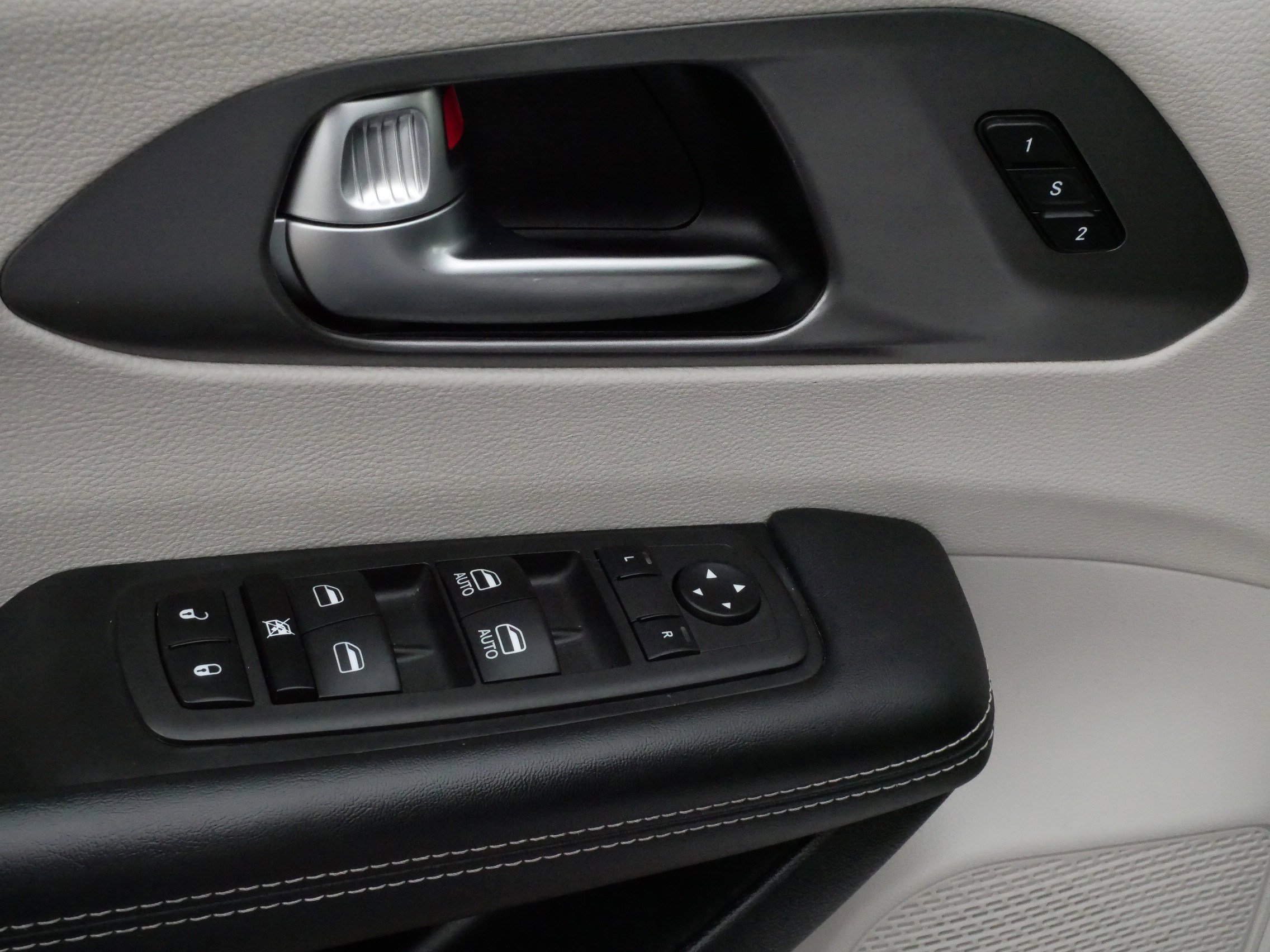 Used 2023 Chrysler Pacifica Touring-L image 19